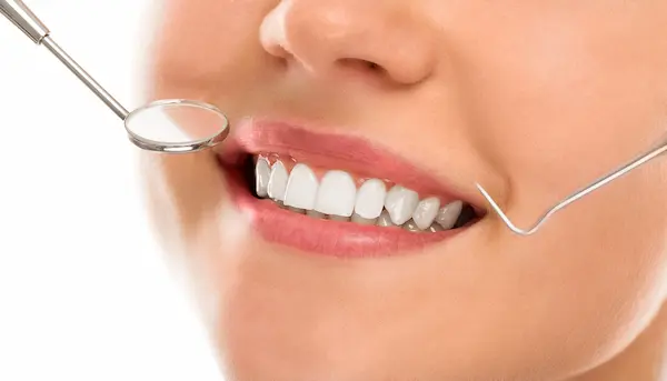 ما هي مميزات بدائل زراعة الأسنان وعيوبها